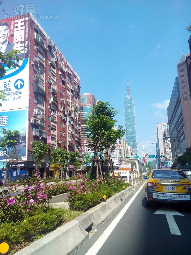 
5從光復南路、信義路口，一眼就可以看見台北101大樓。