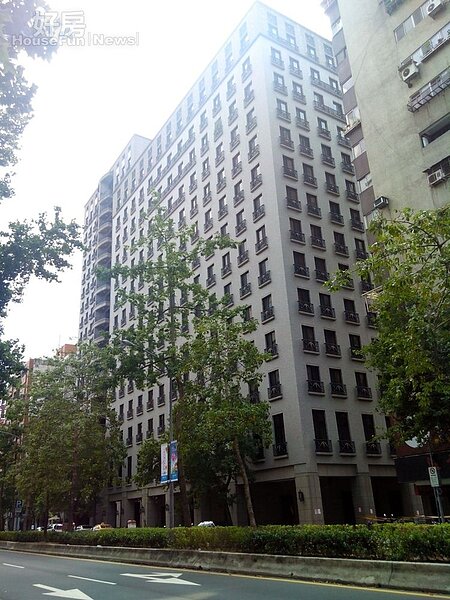 1「昇陽GRAND」位在光復南路、信義路口,大樓外觀設計簡約古典。