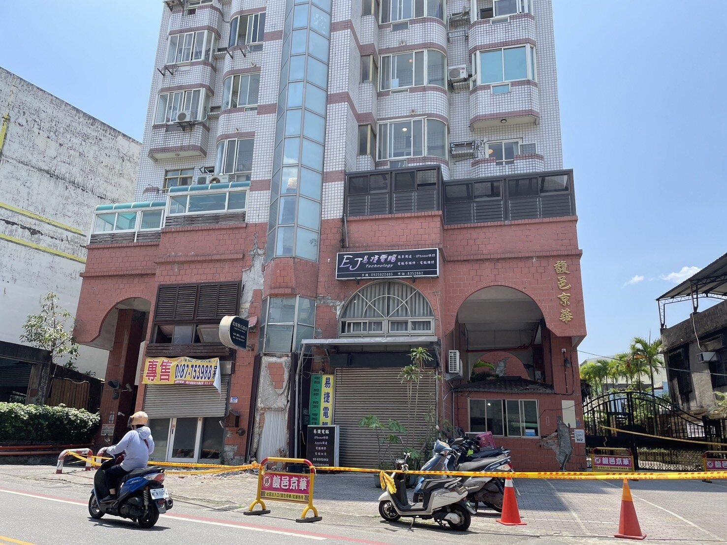 0403地震造成花蓮上千家戶震損,善款委員會決議租金補貼延長2年。圖為震損的馥邑京華大樓。本報資料照片