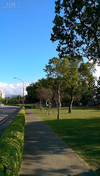 人車分道與大面積綠地，仿如置身國外高級別墅社區。（好房網News記者馮牧群╱攝）