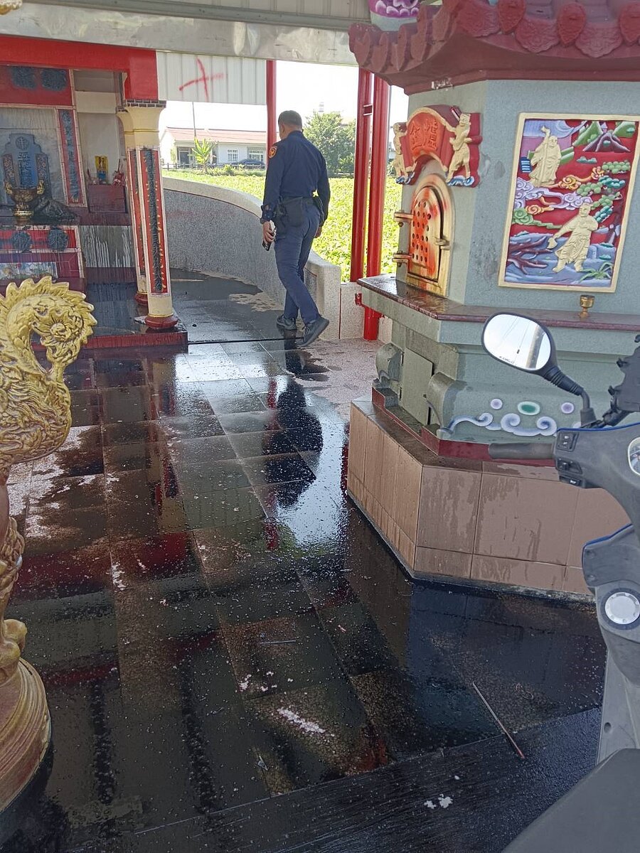 美濃這座土地公廟的牆面、地面都被潑黑漆及黑機油。圖/中壇里長楊秋田提供