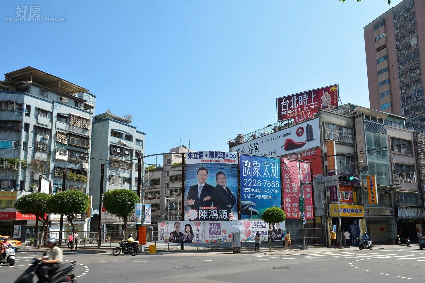 選舉廣告看板與建案廣告交雜並列。(好房網News記者 陳韋帆/攝影)