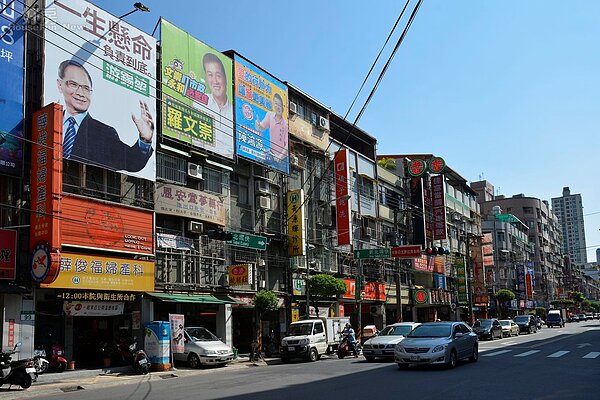 選舉廣告看板與建案廣告交雜並列。(好房網News記者 陳韋帆/攝影)