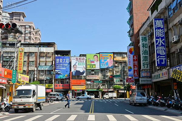 選舉廣告看板與建案廣告交雜並列。(好房網News記者 陳韋帆/攝影)