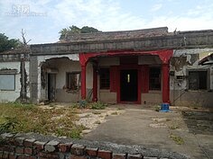 原本的舊屋竟然如此破舊、形同廢墟，有一種清朝古厝的淒涼感