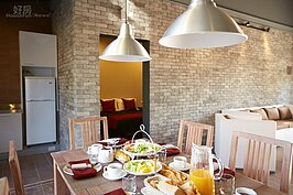 最特別的是民宿裡附有餐桌與廚房，簡單素雅的紐約風格十分吸引人。