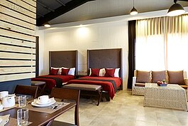 走進重新裝修後的民宿，馬上可以感覺到與一般民宿動線的安排有很大的差別，新一代的動線設計(客廳→廚房→寢室→衛浴)，讓休息空間不被打擾。