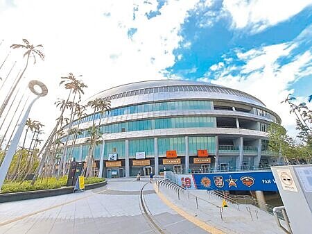 
遠雄建綜合持股達28％的遠雄巨蛋事業，台北大巨蛋園區BOT案明年遠東SOGO百貨將全區開幕，台北洲際酒店也預計完工營運，明年可望進入巨蛋園區全新亮相時代，提供遠雄巨蛋長期穩定收益。圖∕本報資料照片
