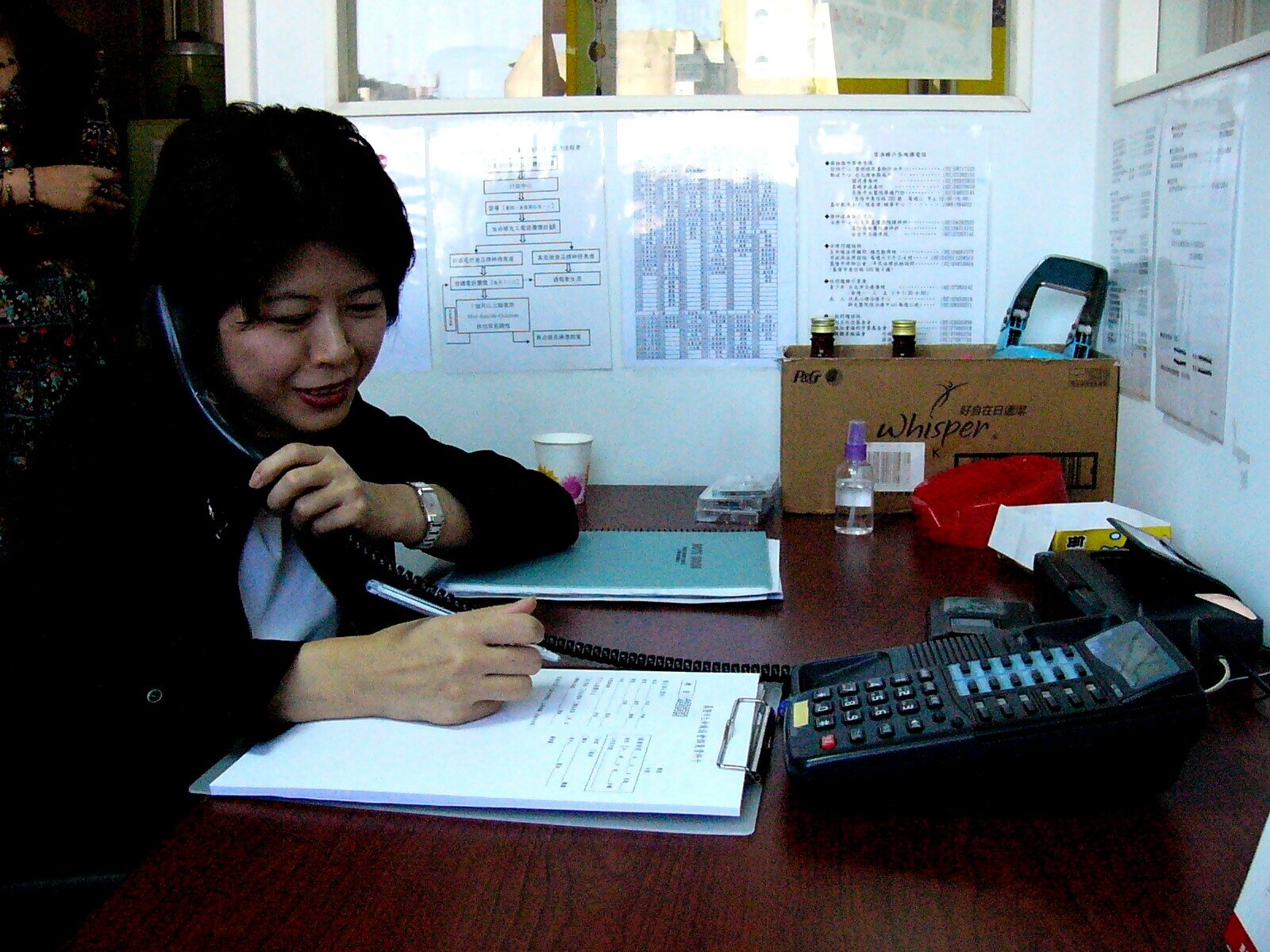 青少年自殺率10年來翻倍，「生命線」等諮商機構發現，15至24歲電話求助比率低，近年新增LINE等網路通訊的「文字協談」，青少年占比超過7成。圖／聯合報系資料照片 