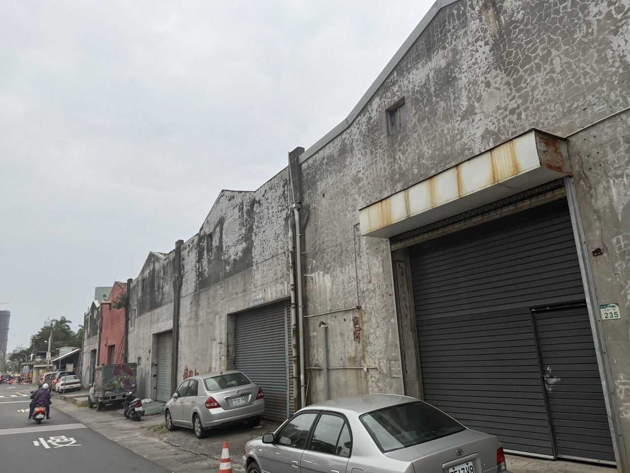 鼓山區田町倉庫是台灣唯一現存專門儲放石油的日治時期倉庫建築，已有93年歷史卻荒廢多時，高市捷運局和台鐵規畫聯合開發，預計明年啟動招商。記者宋原彰／攝影 