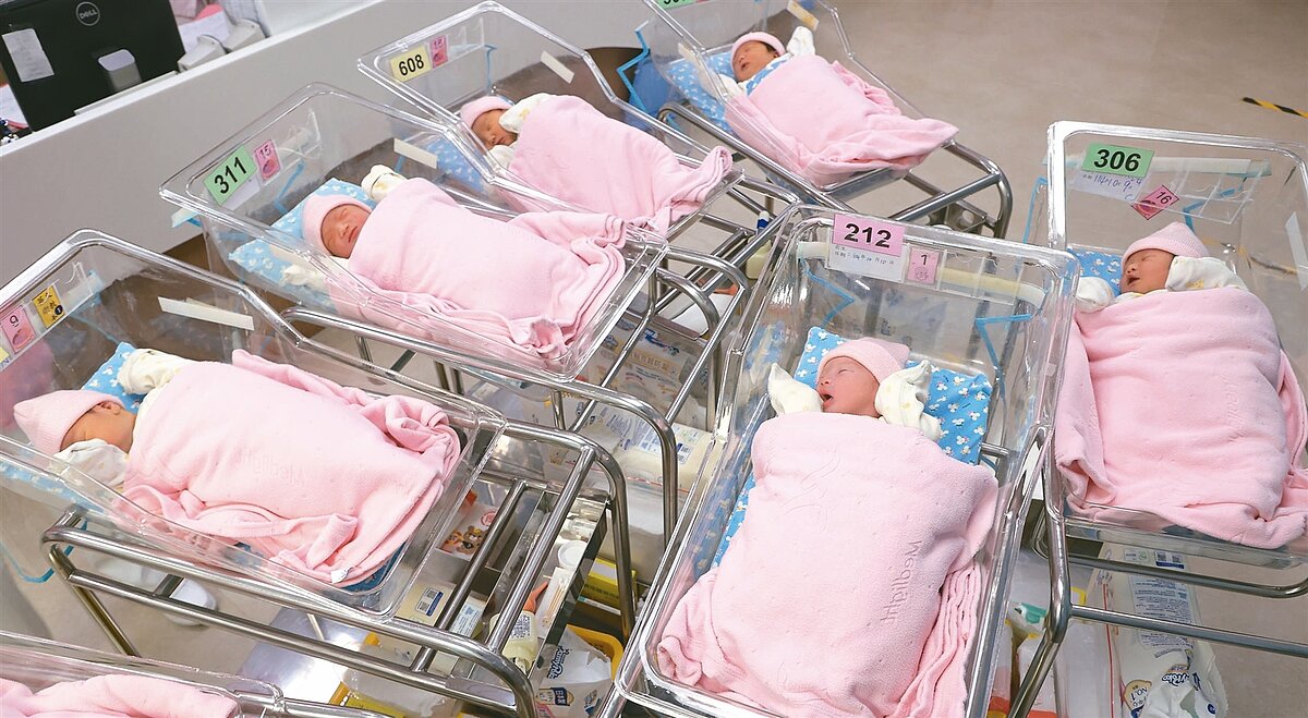 國人晚婚晚育，甚至不育，台灣出生率逐漸降低，醫師憂今年新生兒恐難破十二萬大關，再創新低。此為示意圖。圖／聯合報系資料照片 