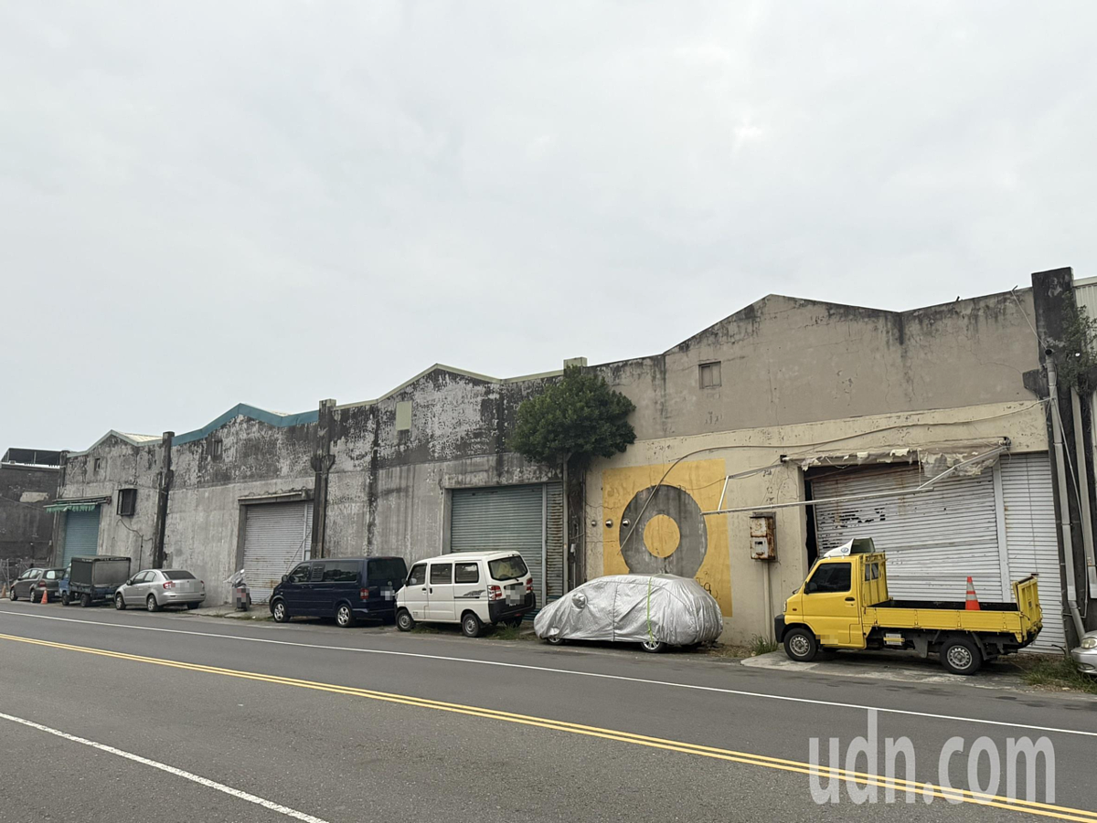 鼓山區田町倉庫是台灣唯一現存專門儲放石油的日治時期倉庫建築，已有93年歷史卻荒廢多時，高市捷運局和台鐵規畫聯合開發，預計明年啟動招商。記者宋原彰／攝影