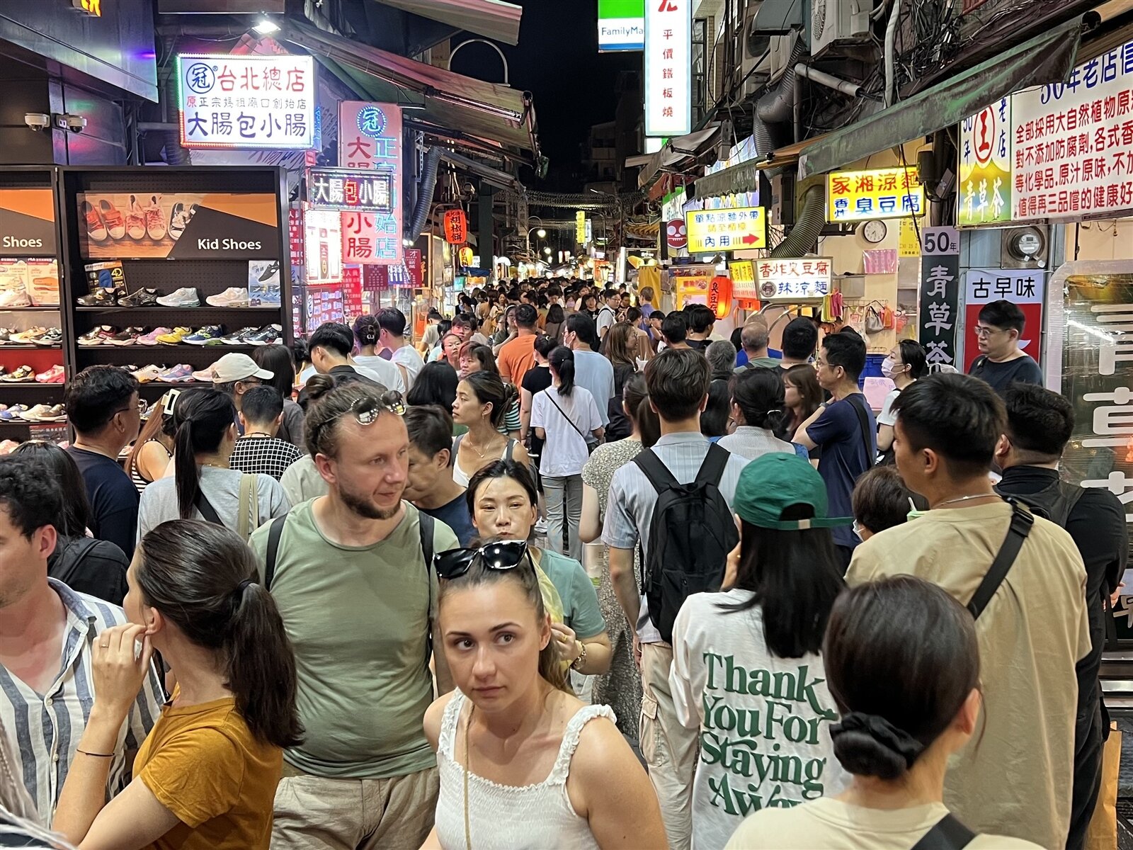 北市士林商圈內將佔據道路兩側的攤商搬走後,路幅變寬。。本報資料照片