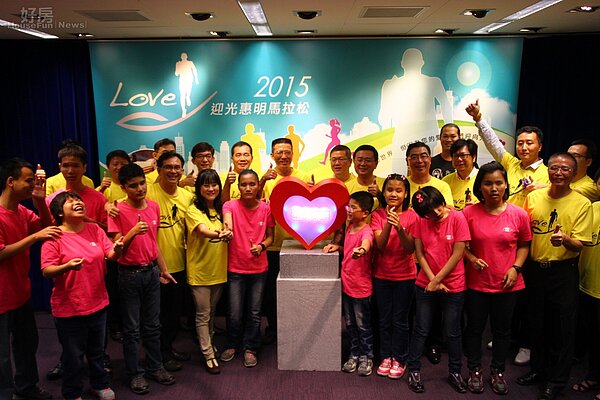 台中市建築業界為盲校孩童舉辦公益募款活動。(業者提供)