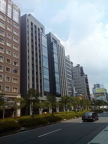 
2金山南路與信義路口，為台北市重要交通樞紐。