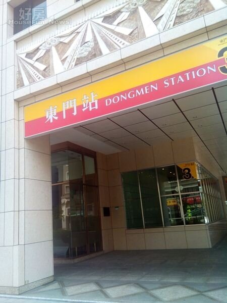 
3「京華苑」為捷運共構大樓，一樓旁正是捷運東門站。