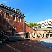 財政部與中央銀行位居我國經濟指標地位，只要一有動靜，可左右台灣經濟，但是大多數人並不知道，這兩個單位所坐落點與後方的紅樓，在日據時代二戰期間，它的樟腦產量多寡，則可擴大到撼動全世界。