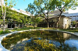 在紅樓與小白宮後方的池塘，在當年則是作為消防用的蓄水池。經過整建後，現在成為景觀池塘。池塘中的消防栓造型的噴水柱，用以彰顯當年消防功能。