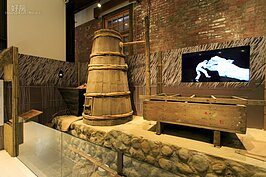 樟樹砍伐後，先利用簡單的蒸煮熬出粗製樟腦，然後利用路運運送到南門工場後精鍊，接著銷往國際。樟腦不僅可以進行製藥，甚至也是塑膠出現之前的合成樹脂賽璐珞，也是無煙火藥的重要成分之一。