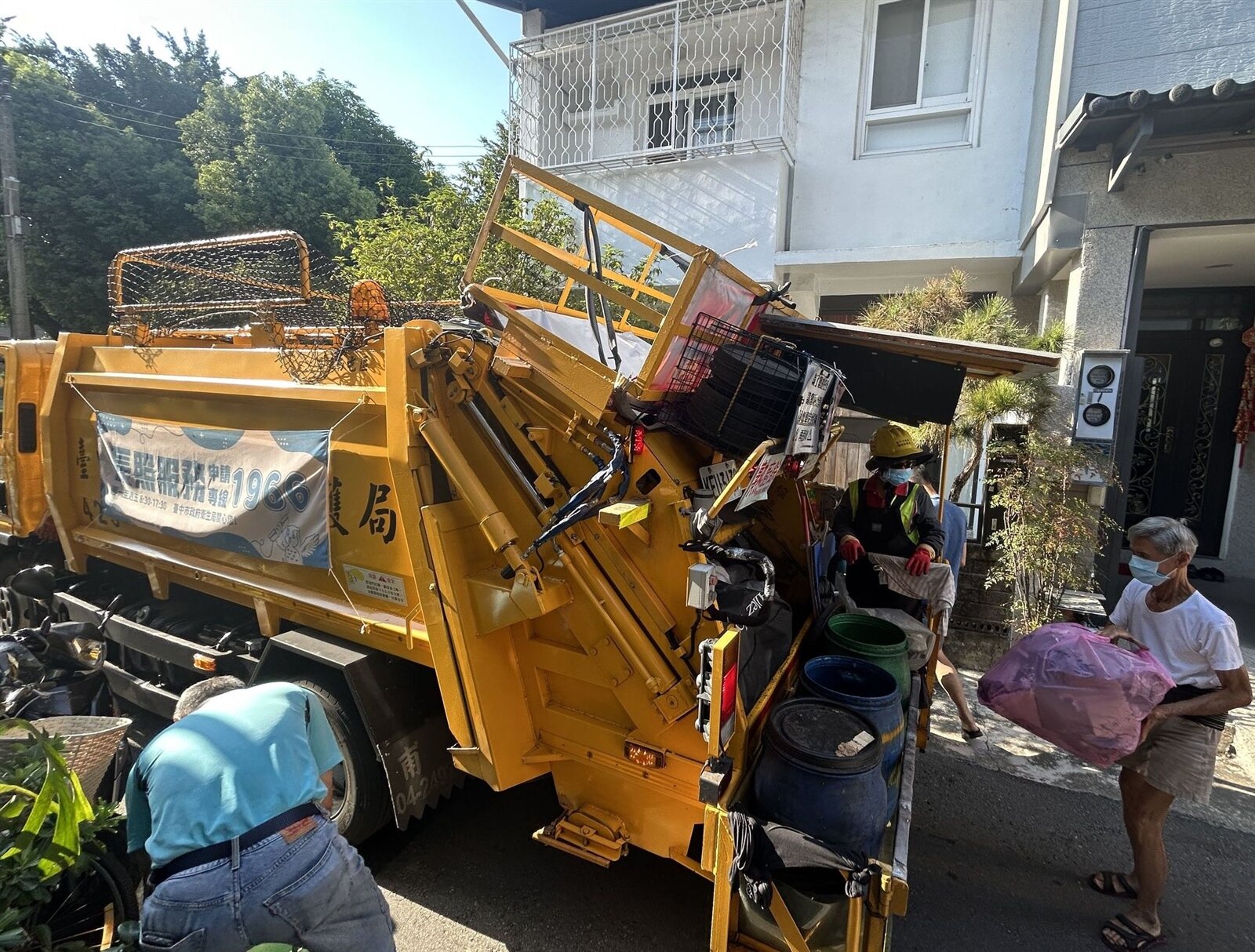 台中市環保局清潔隊沿街清運收運家戶垃圾、廚餘。記者趙容萱／攝影 