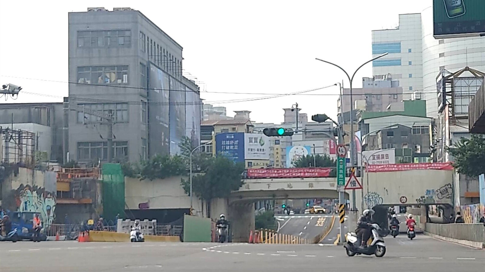 台南市民族路四維地下道上方的鐵道橋「壽陸橋」,隨著鐵路地下化即將通車是否保留,工務局說,原則上結構會抬高,並融入公園道空廊設計。記者吳淑玲/攝影