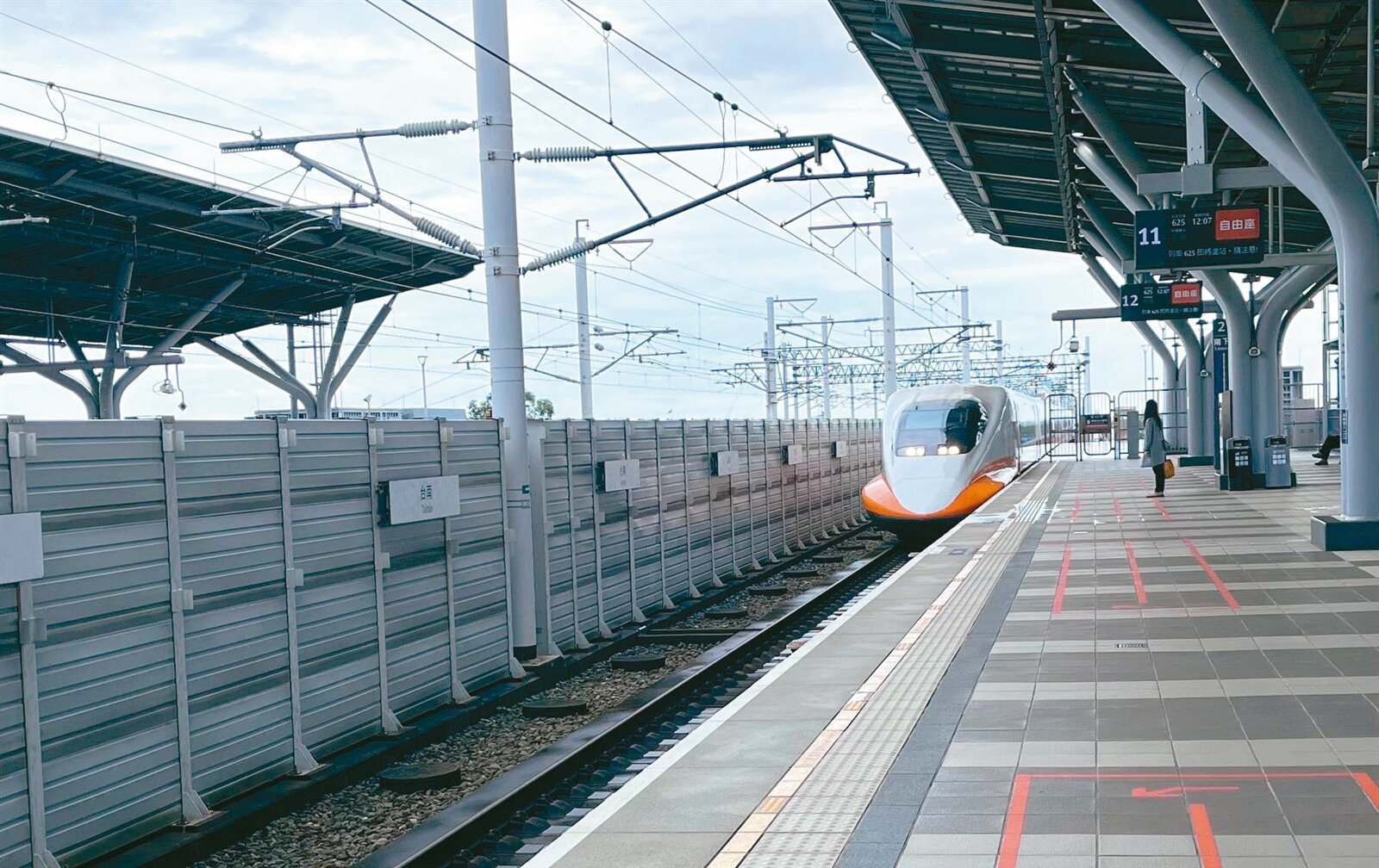 南市府於高鐵台南站區規畫人行空橋，串聯台鐵及三井Outlet，工程可望明年3月間辦理招標。記者吳淑玲／攝影 