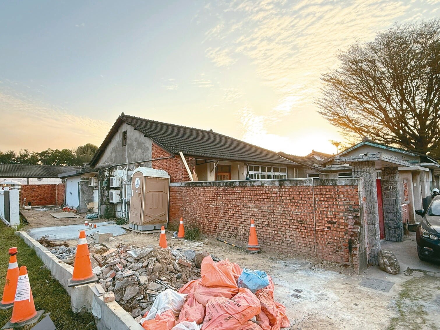 高市府2023年規畫在鳳山黃埔新村打造客家文創中心「黃埔客站」，快3年仍未完工，遭議員批評「連工地都不像，幾乎是廢墟」。記者宋原彰／攝影 