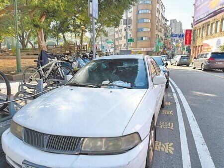 桃園市交通局修正自治條例,明訂在公有停車格連停超過10天未繳費就能直接拖吊移置,避免公共財淪為私用,本周送議會審議,預計明年上路。(蔡依珍攝)