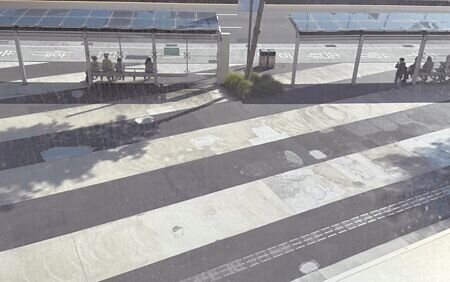 
台北表演藝術中心啟用3年多來，戶外地坪鋪面多處破損，補丁有多達400處，市議員陳賢蔚16日指出，「皮蛋豆腐」變成坑坑巴巴的「乳酪起司」。（張珈瑄攝）
