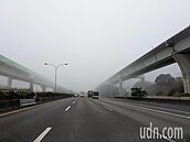 濃霧行車不能開遠光燈原因曝　專家公布4大避險招術