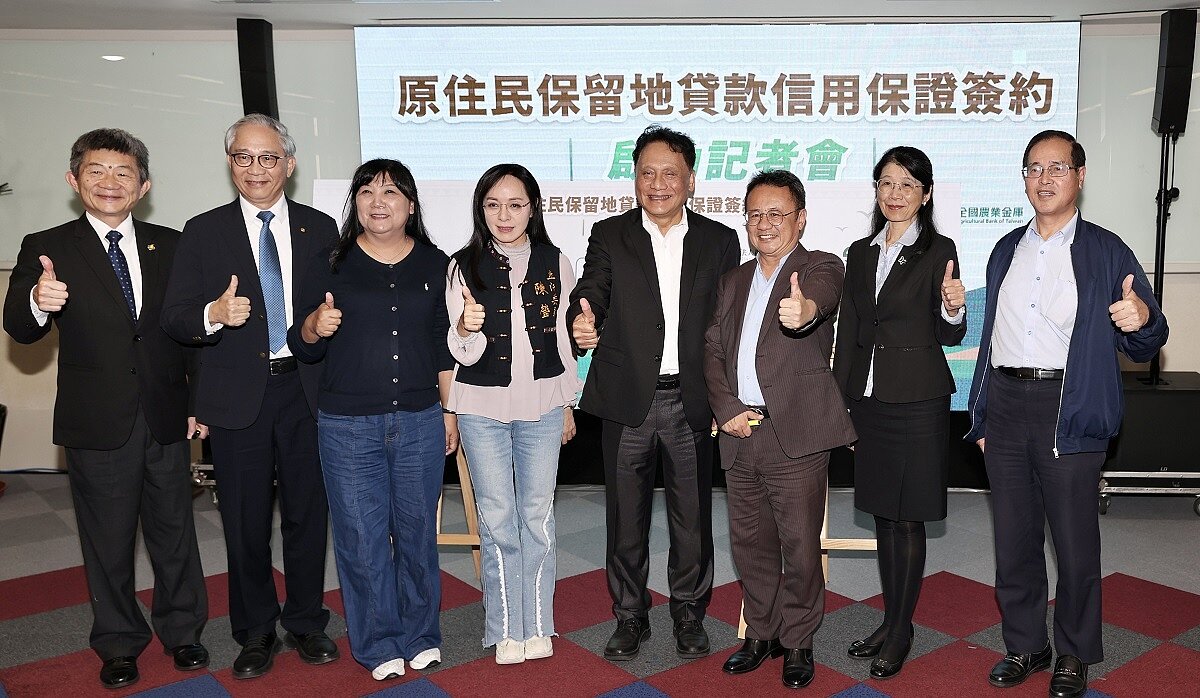 原民會主委曾智勇（右四）與三家金融機構，簽署「原住民保留地貸款信用保證」合作，明年一月十六日起受理原住民申請。記者陳正興／攝影