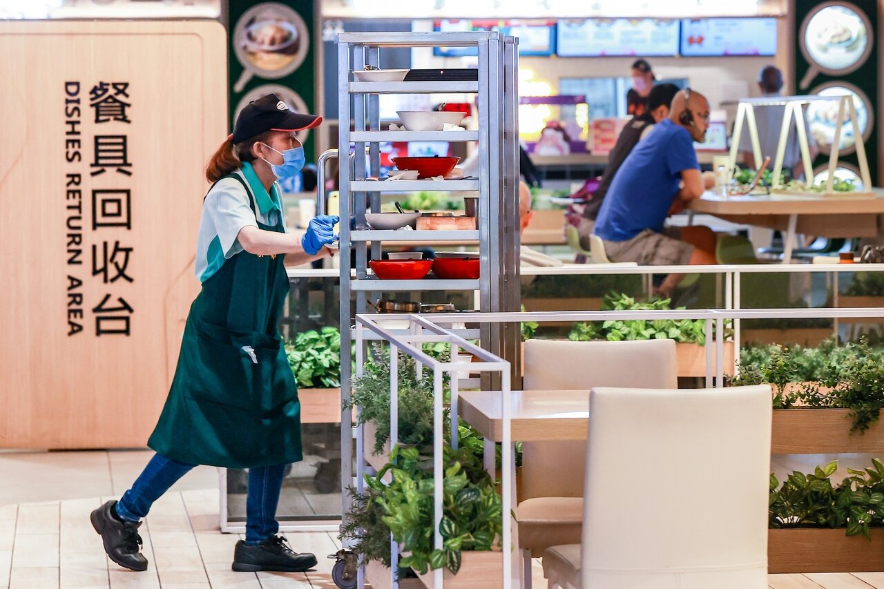 勞動部新規,勞工請病假不能沒收全部全勤獎金,應按比例扣除。圖為賣場美食街勞工。圖/聯合報系資料照片