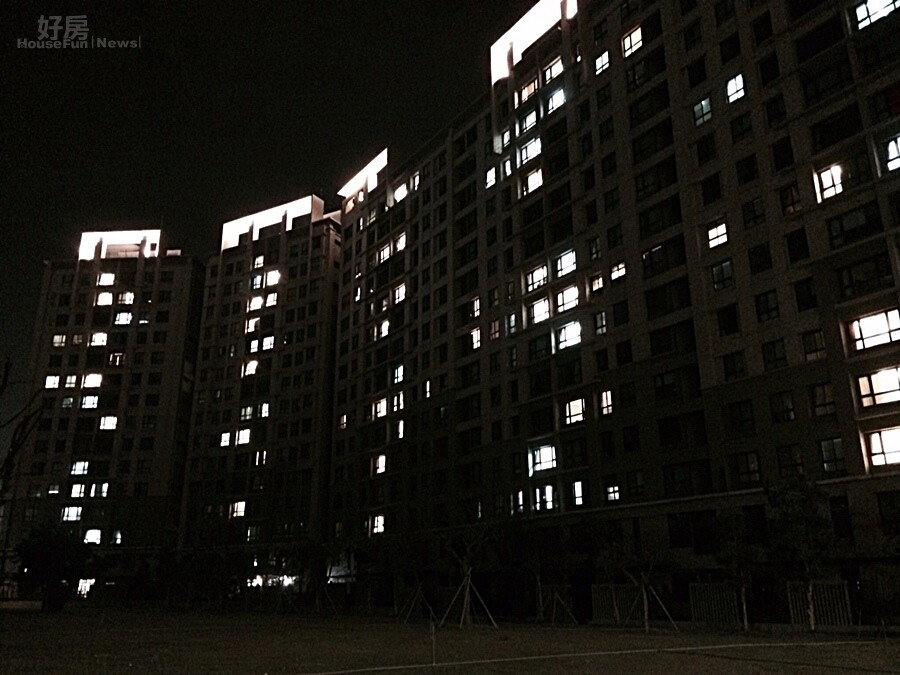 萬家燈火,點燈率多寡能看出自住與投資的比例。(圖/吳光中)