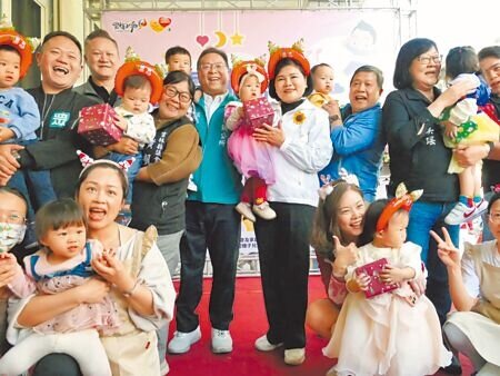 
雲林縣政府17日舉辦土庫公設民營托嬰中心揭牌儀式，縣長張麗善鼓勵大家要生3胎，才能促進人口成長。（張朝欣攝）
