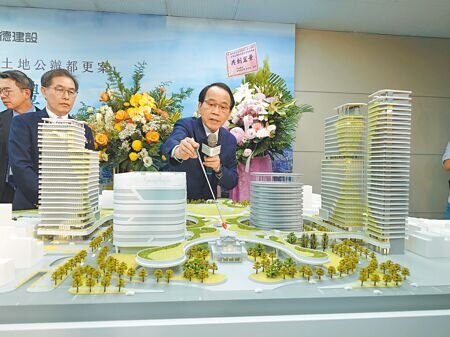 高雄車站兩側專四、專五及商四用地公辦都更由冠德建設得標,17日舉行簽約儀式,高雄市副市長林欽榮(右)表示,此案將重塑高雄門面。(任義宇攝)