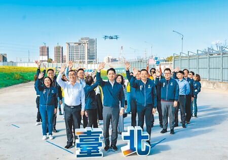 台北市長蔣萬安(前排中)17日率市府團隊前往北投士林科技園區T17、T18基地視察,透過空拍畫面說明北士科未來整體發展藍圖。(郭吉銓攝)