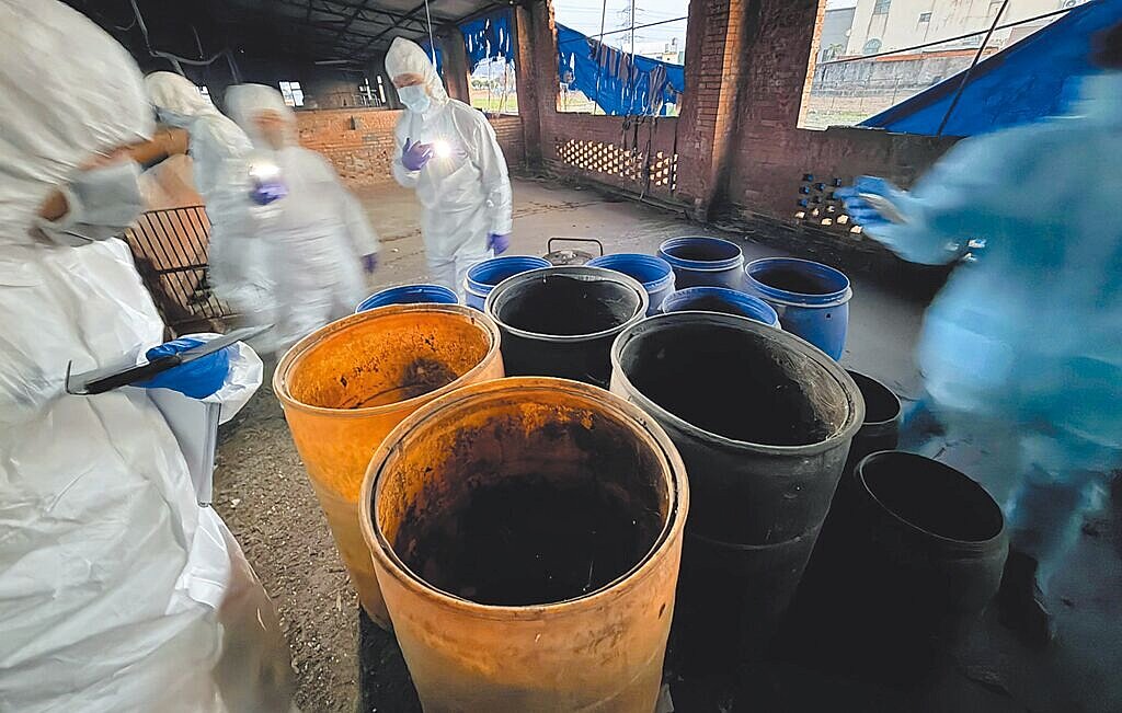 養豬場疑違法用廚餘養豬,台中市農業局、環保局及動保處獲報至現場檢視廚餘桶情形。(台中市政府提供/陳淑娥台中傳真)