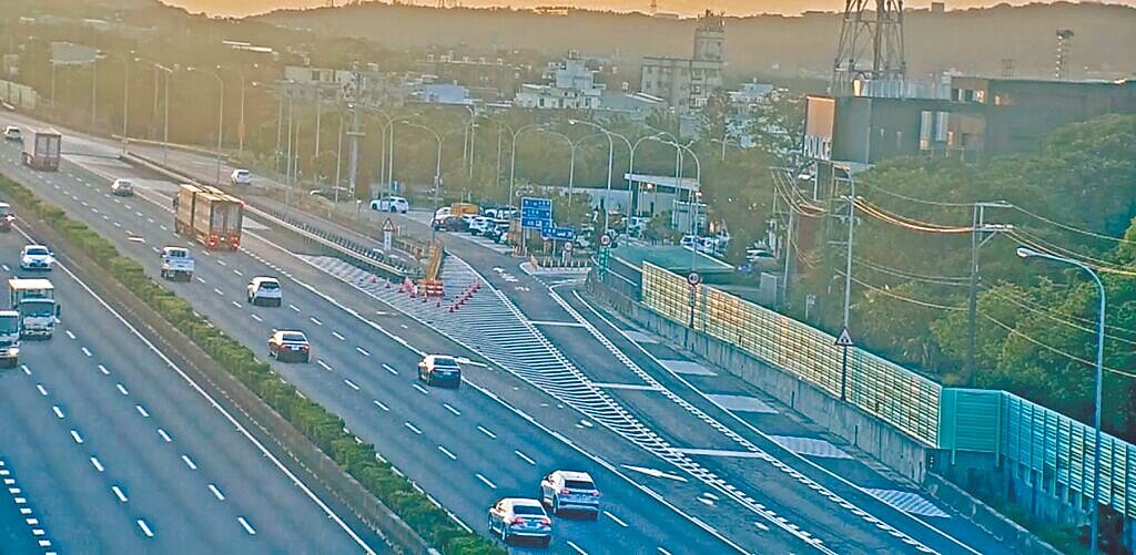 交通部高速公路局完成楊梅休息站動線調整,但駕駛抱怨因此塞車回堵。(高速公路局提供/蔡明亘台北傳真)