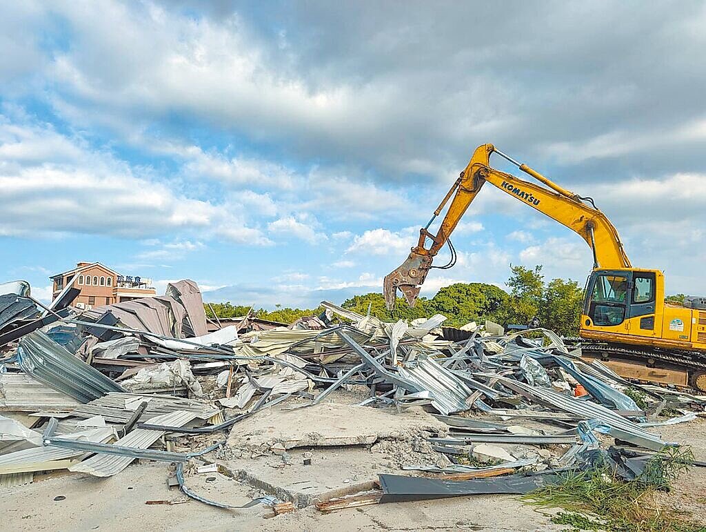 桃園市政府訂定《桃園市強制拆除違章建築收費自治條例》,針對強制拆除案件向違建人收取拆除費用,打破過去由全民埋單的不合理現狀。(桃園市建管處提供/蔡依珍桃園傳真)