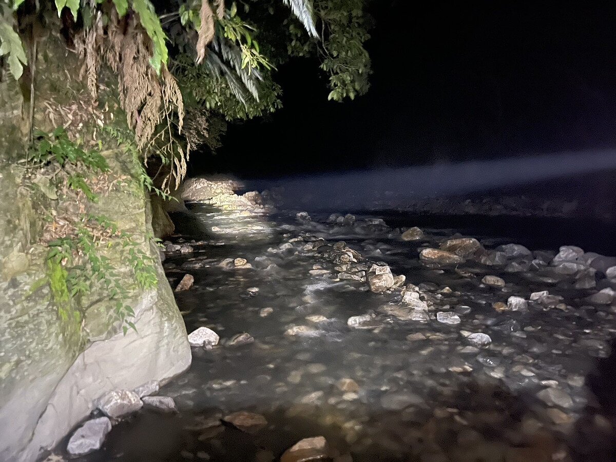 芃芃野溪溫泉泡湯秘境吸引遊客湧入,出現亂象。當地正做防汛水利工程,禁止進入,前晚卻被闖入,施工單位導入溪水,溫泉瞬間變冷。圖/民眾提供