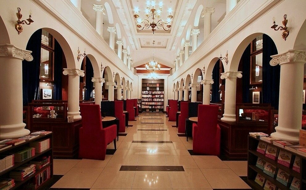 「Moooon River Cafe & Books」是空間走教堂風格的文青咖啡館。圖/摘自Moooon River Cafe & Books臉書粉絲團