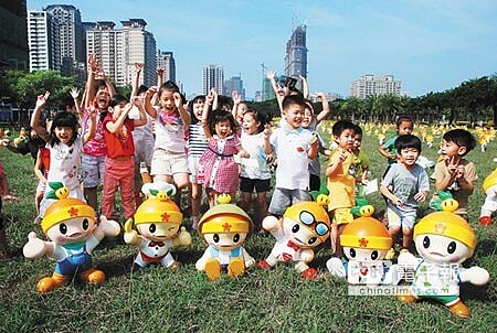 
卡娃伊高通通周末將在凹子底公園展出，昨天已有許多幼兒園帶著小朋友前往參觀拍照。（林宏聰攝）
 