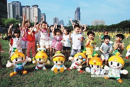 
卡娃伊高通通周末將在凹子底公園展出，昨天已有許多幼兒園帶著小朋友前往參觀拍照。（林宏聰攝）
 