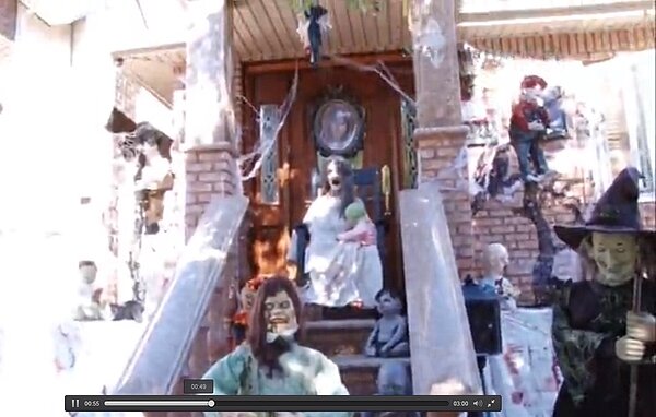 布魯克林有戶民宅的主人每年都會在家門外費心佈置各種嚇人的萬聖節裝飾。（翻攝自美國中文網網站）