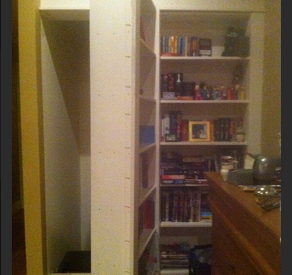 嵌在牆壁裡的大書櫃竟然可以打開。（翻攝自Imgur）