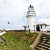 鼻頭角燈塔興建至今已經超過百年，是台灣東北角指引船隻重要的燈塔。白色的外觀配上藍天白雲，是一個可讓人放鬆賞景的點。