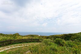 燈塔邊步道可以通往濱海公路上方，由此可看到台灣這個島嶼的最東點。