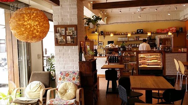 
3.店內也還可見到文化石牆面、天花板甚至包含些許工業風元素，雖同時融合多種元素，但彼此搭配起來毫不衝突。