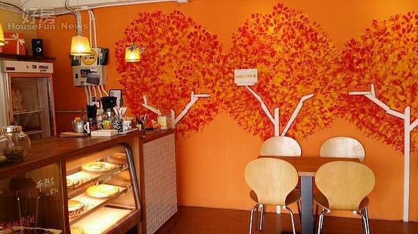 
5.亮橙色立體樹林牆面亦為空間一大焦點，Amy表示這些都是當初人力不足情況下與哥哥兩人獨立完成的。