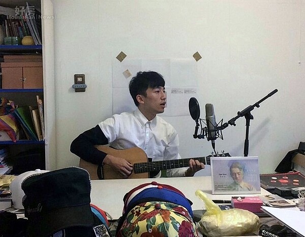 
8.更早前陳飛宏也曾寄住在東區友人家，儘管空間不偌現在大，但反而能讓他更專注在音樂創作或享受生活上。
